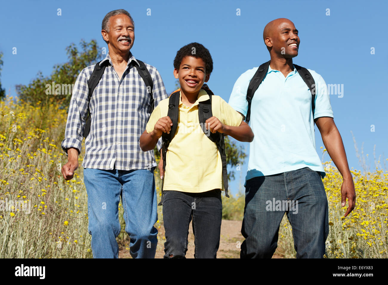 Multi-generazione famiglia sul paese escursione Foto Stock