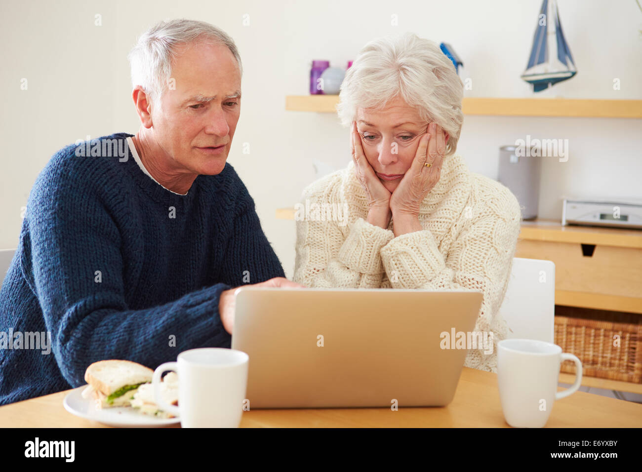 Coppia senior con problemi finanziari guardando al laptop Foto Stock