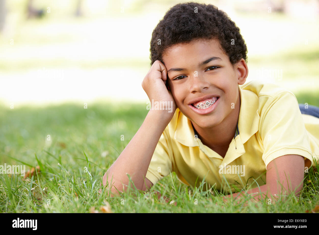 Ragazzo in park ritratto Foto Stock