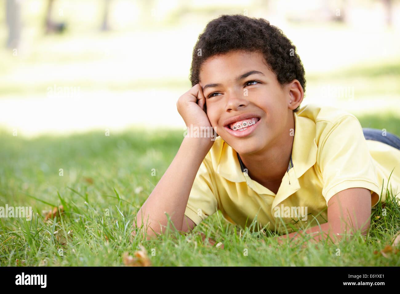 Ragazzo in park ritratto Foto Stock