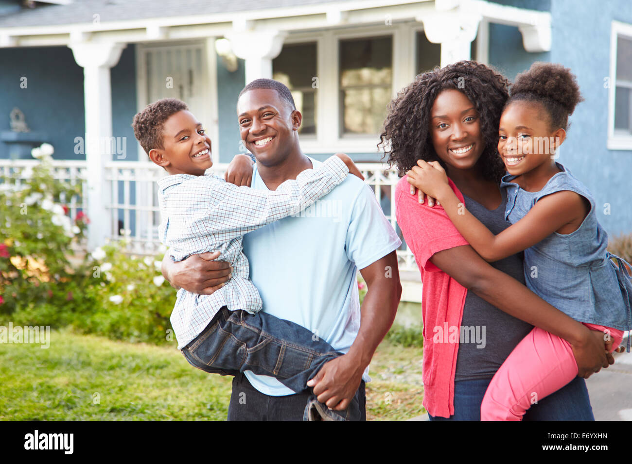 Ritratto di famiglia al di fuori casa suburbana Foto Stock