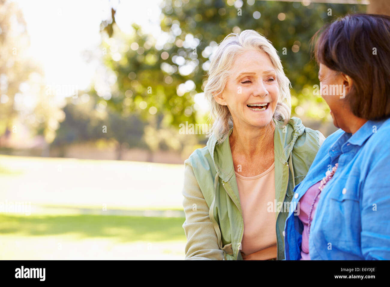 Due le donne anziane a parlare insieme all'aperto Foto Stock