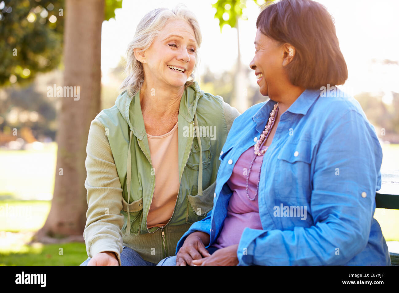 Due le donne anziane a parlare insieme all'aperto Foto Stock