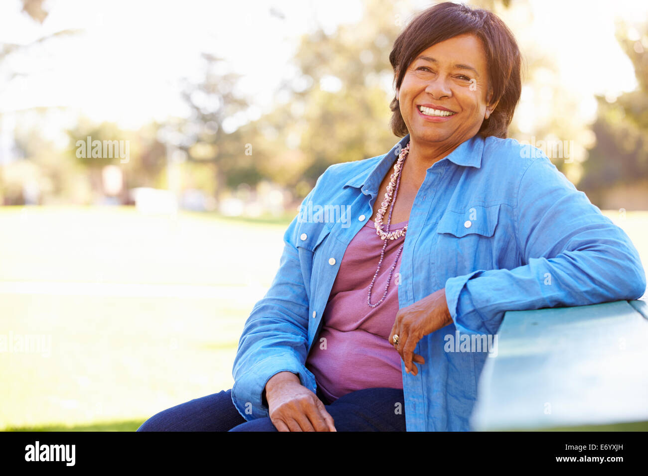 Outdoor Ritratto di sorridente donna Senior Foto Stock