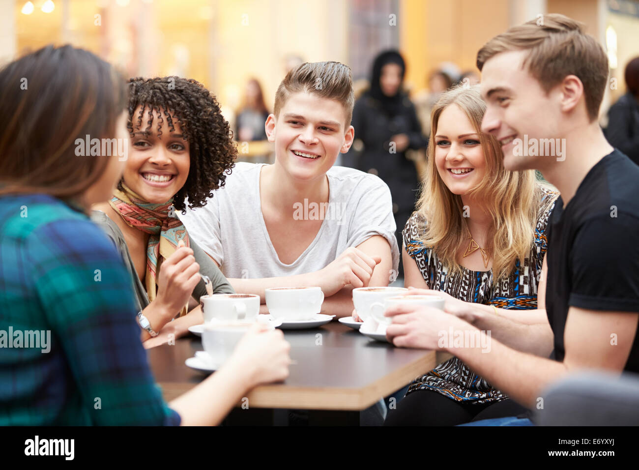 Un gruppo di giovani amici riuniti in Café Foto Stock