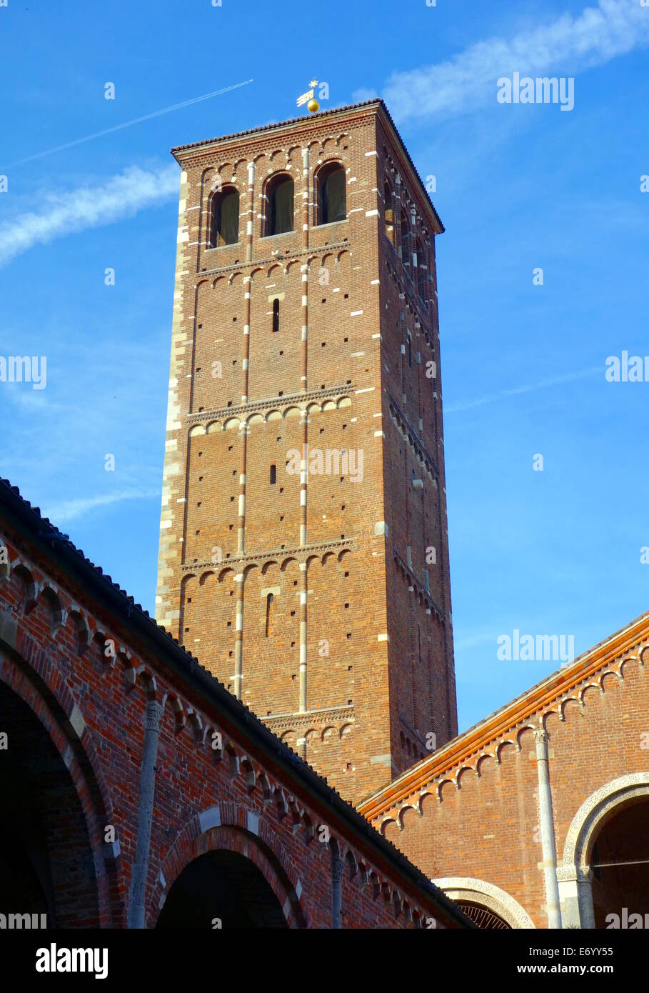 Il campanile della Basilica di Sant'Ambrogio a Milano, Italia Foto Stock