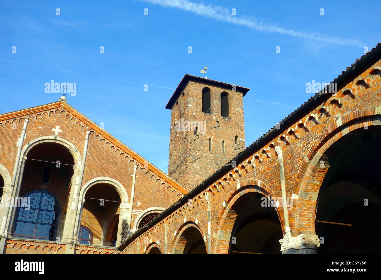 L'esterno della Basilica di Sant'Ambrogio di Milano, Italia. Foto Stock