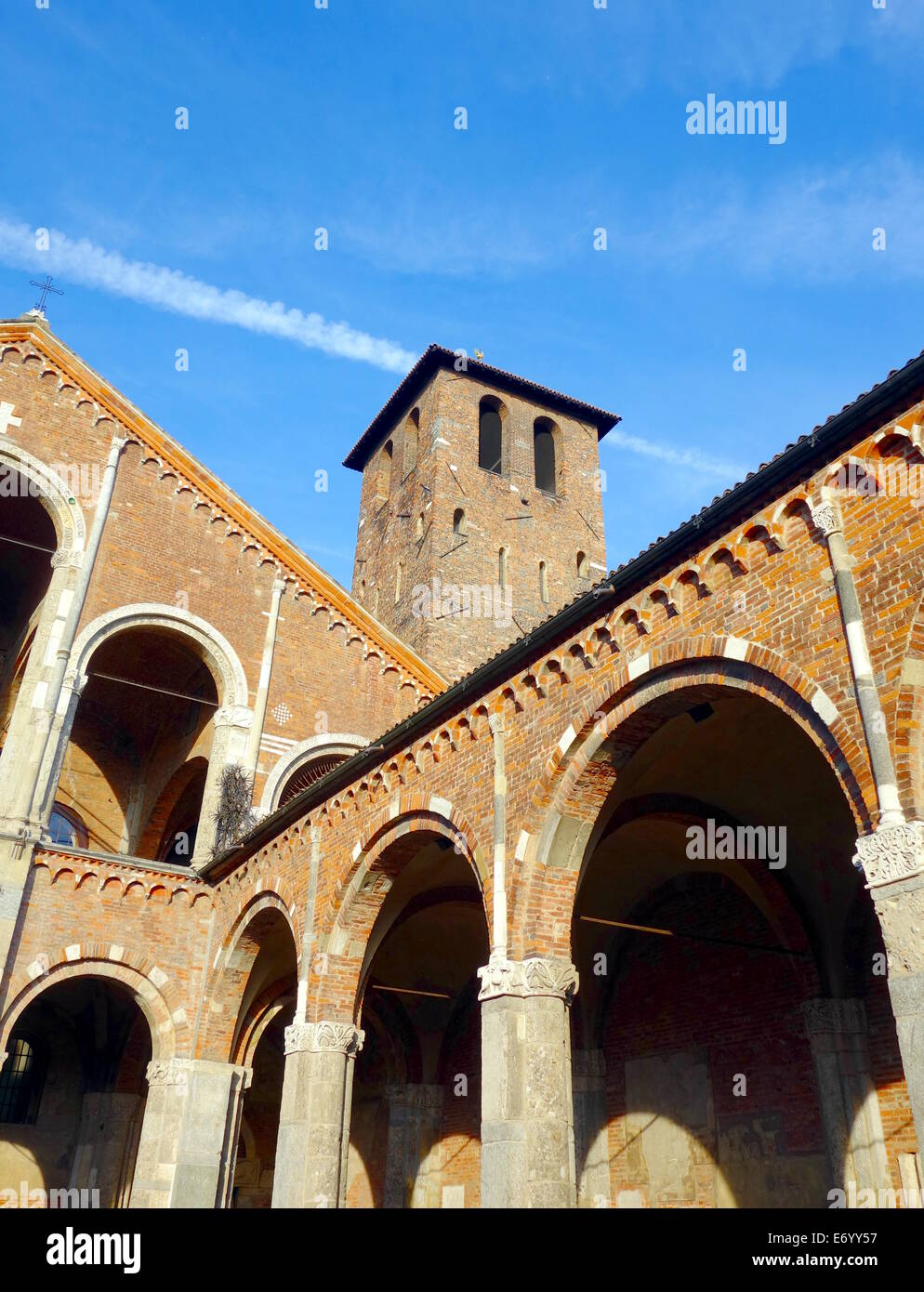 L'esterno della Basilica di Sant'Ambrogio a Milano, Italia Foto Stock