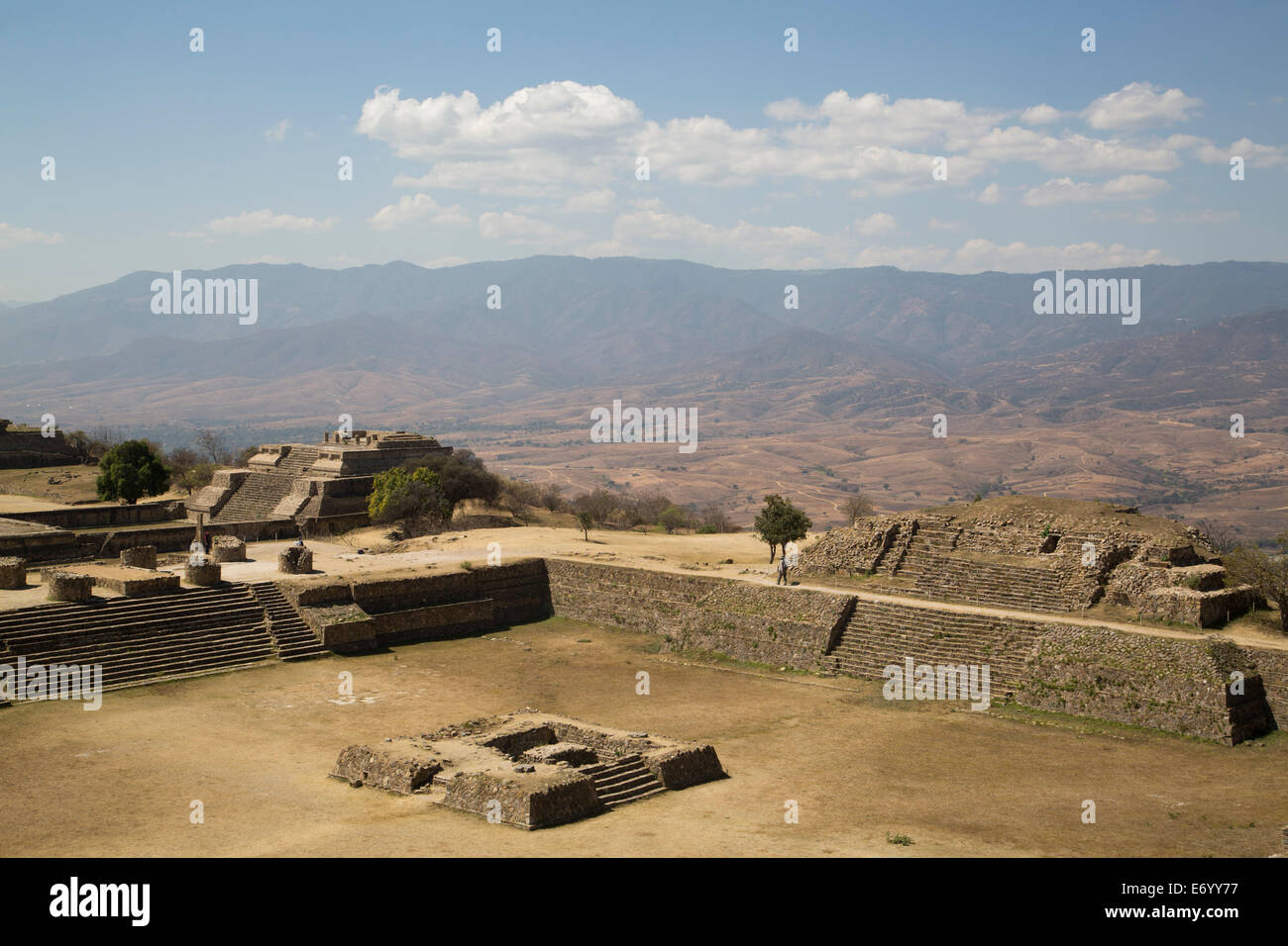 Messico Oaxaca Monte Alban, Sunken Patio (in primo piano), Edificio del gruppo IV (sullo sfondo a sinistra) Foto Stock