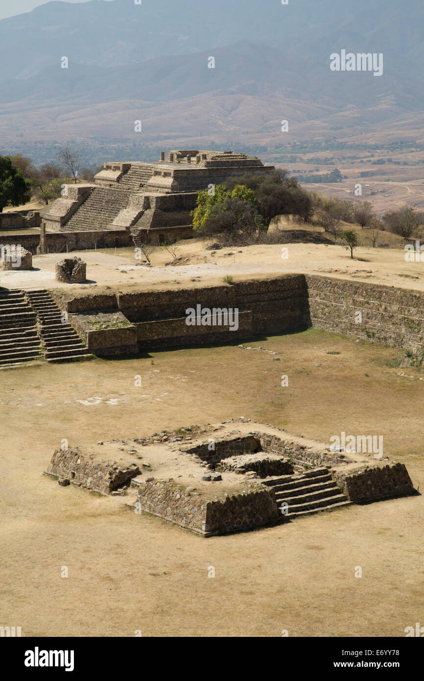 Messico Oaxaca Monte Alban, Sunken Patio (in primo piano), Edificio del gruppo IV (sullo sfondo a sinistra) Foto Stock