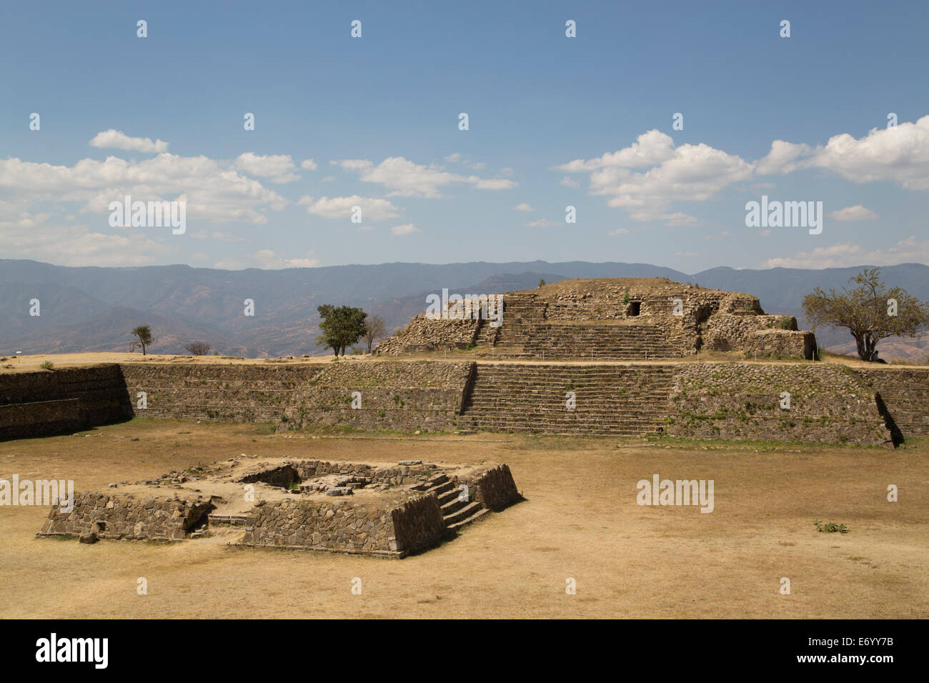 Messico Oaxaca Monte Alban, Sunken Patio (in primo piano), Edificio B (fondo) Foto Stock