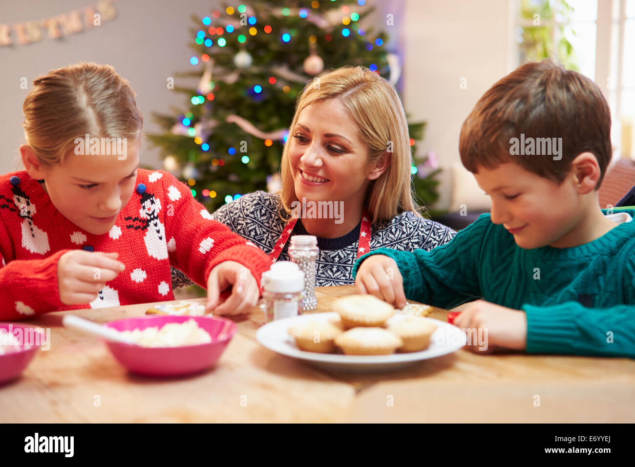 Madre e bambini Decorazione di biscotti di Natale insieme Foto Stock