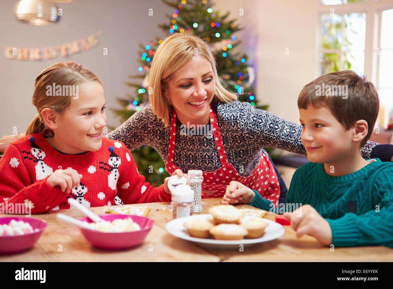 Madre e bambini Decorazione di biscotti di Natale insieme Foto Stock