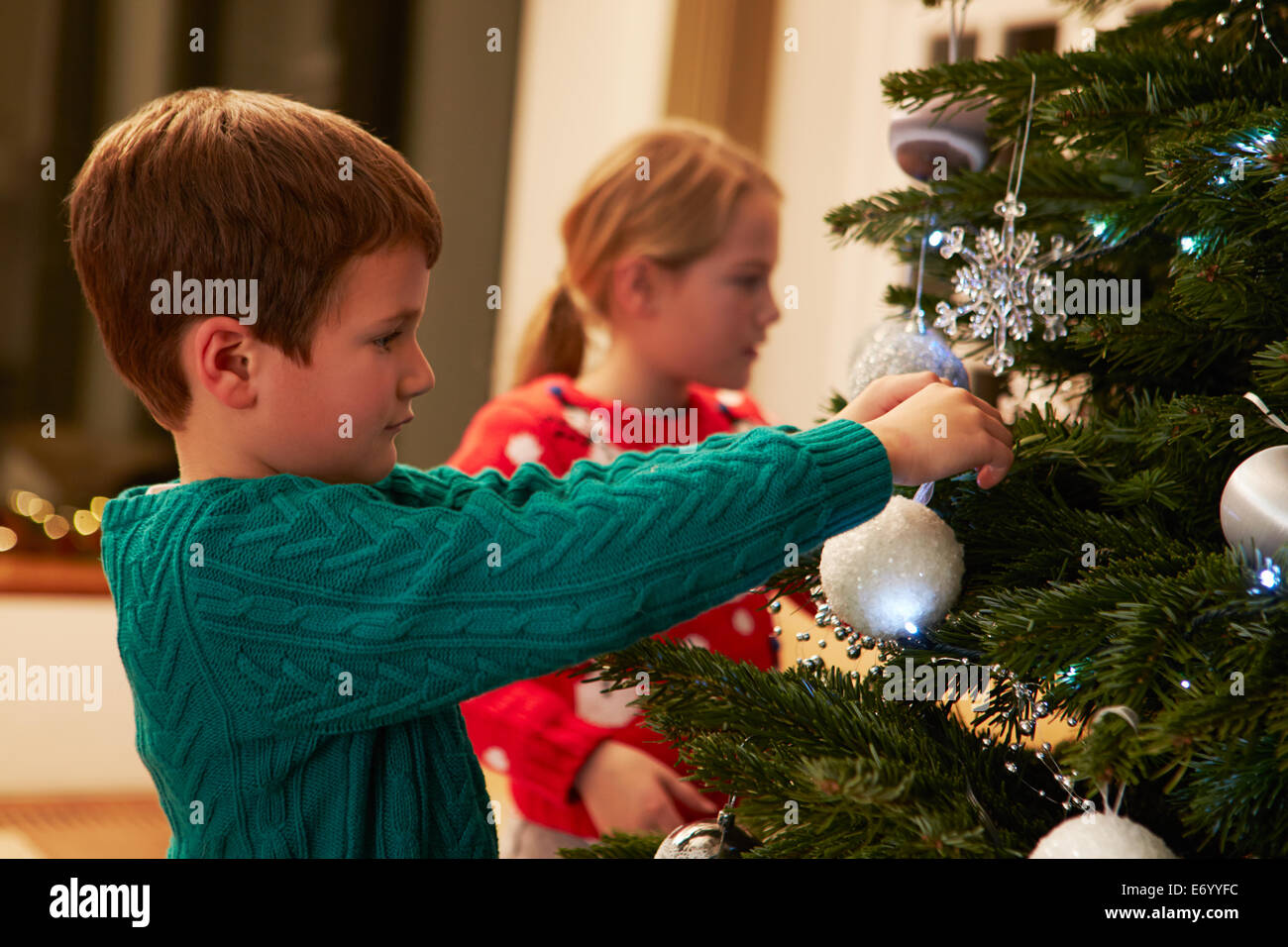 Bambini decorare albero di Natale a casa Foto Stock