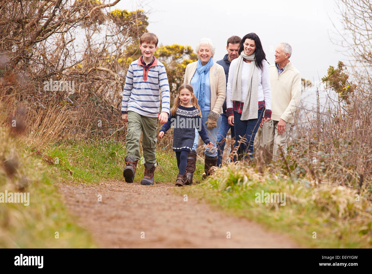 Multi generazione Famiglia sulla campagna a piedi Foto Stock