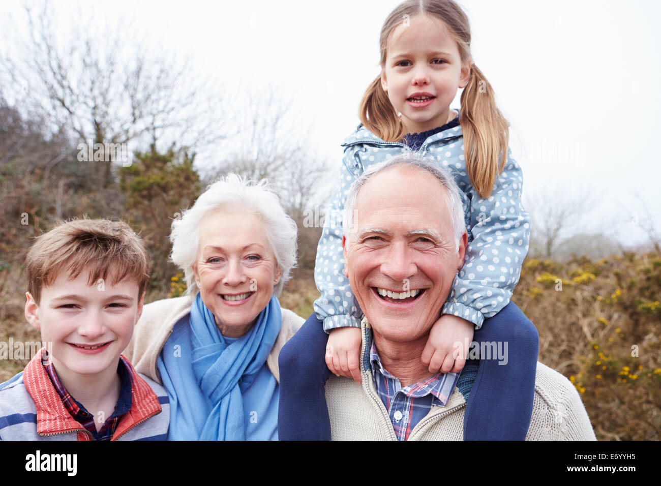 Nonni con i nipoti sulla passeggiata in campagna Foto Stock