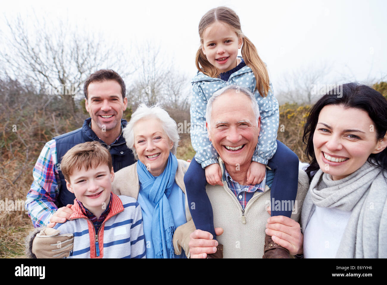 Ritratto di Multi generazione Famiglia sulla campagna a piedi Foto Stock