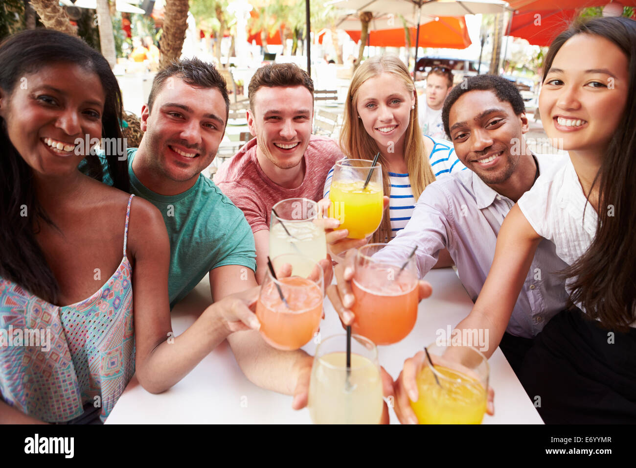Gruppo di amici gustando un drink nel ristorante all'aperto Foto Stock