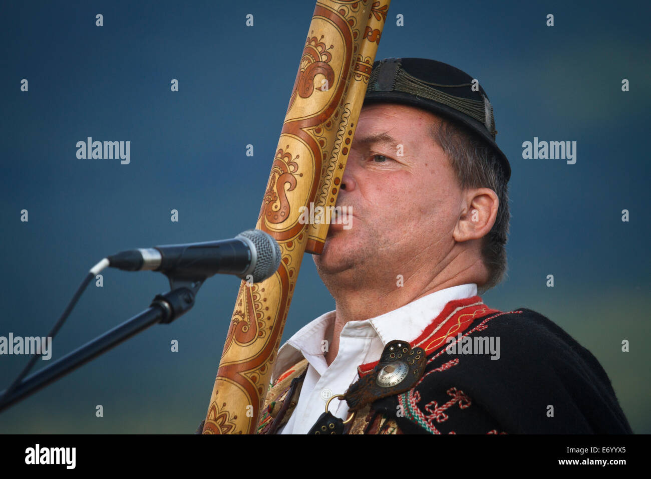Slovacca musicista folk Lubomír Tatarka giocando il fujara - Le più tipiche slovacche strumento musicale. Nydek, Repubblica Ceca. Foto Stock