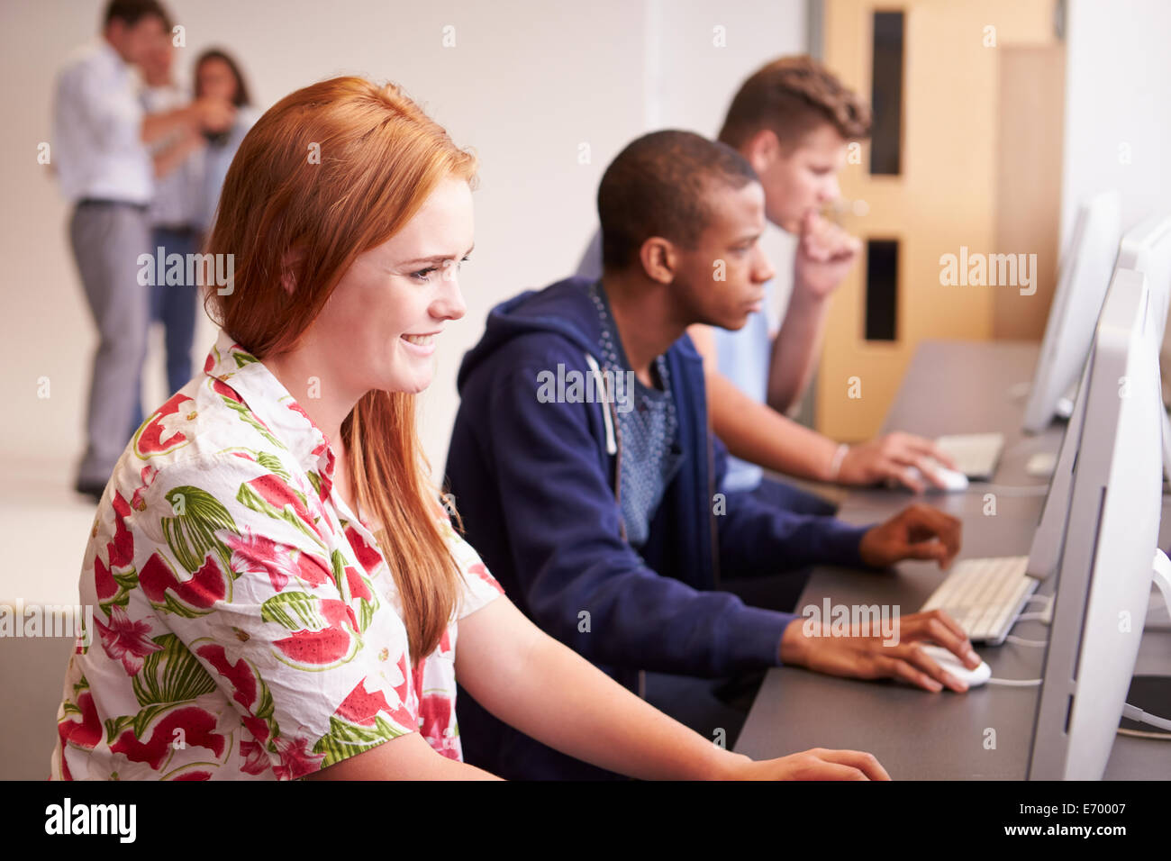 Gli studenti universitari utilizzando computer sulla media del corso di studi Foto Stock