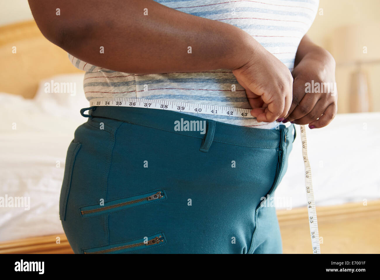 Close Up di sovrappeso donna cintura di misurazione Foto Stock