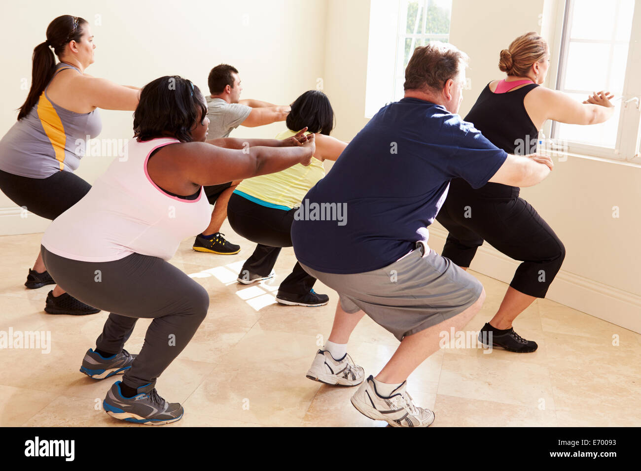 Istruttore di Fitness in esercizio di classe per persone sovrappeso Foto Stock