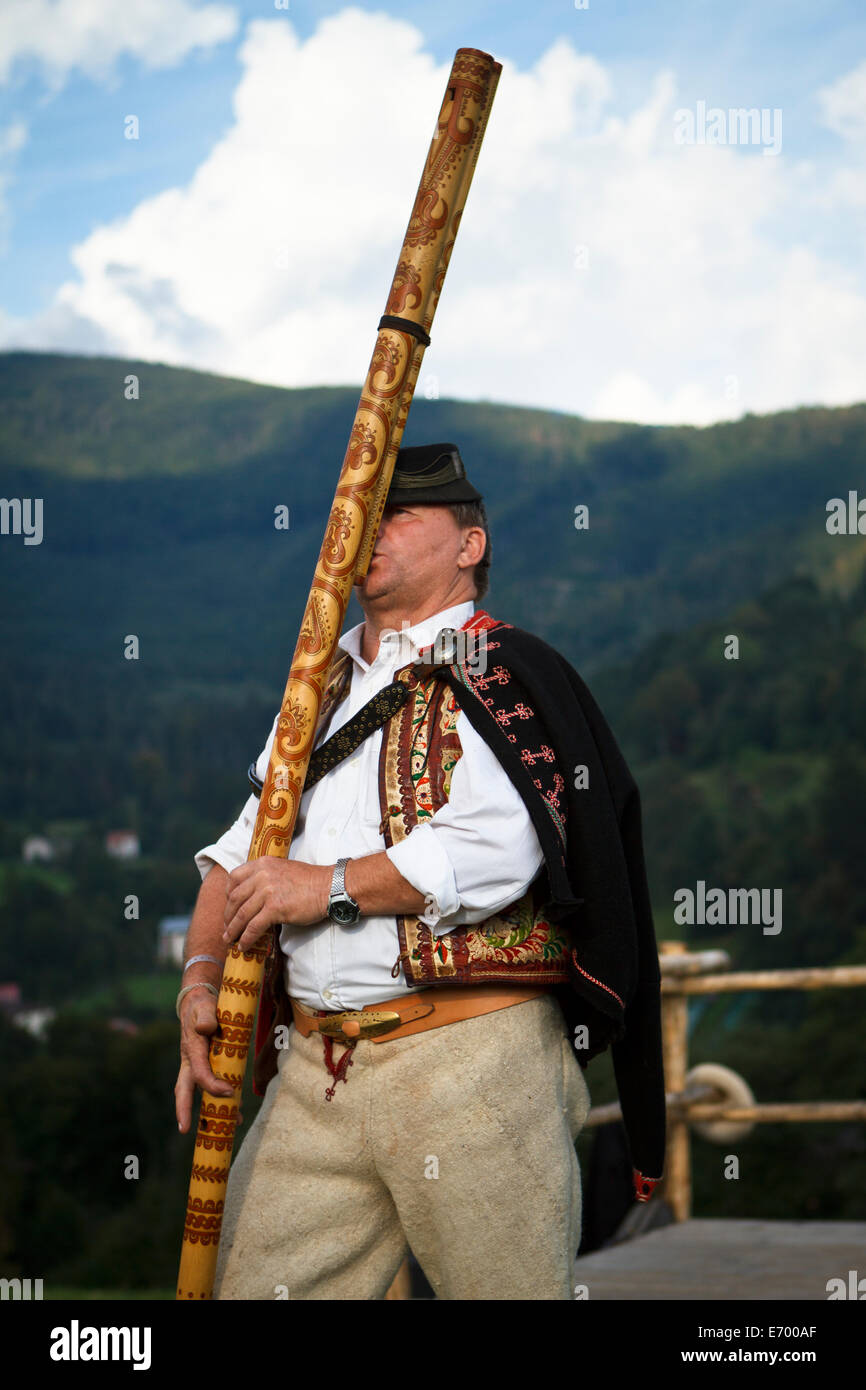 Slovacca musicista folk Lubomír Tatarka giocando il fujara - Le più tipiche slovacche strumento musicale. Nydek, Repubblica Ceca. Foto Stock