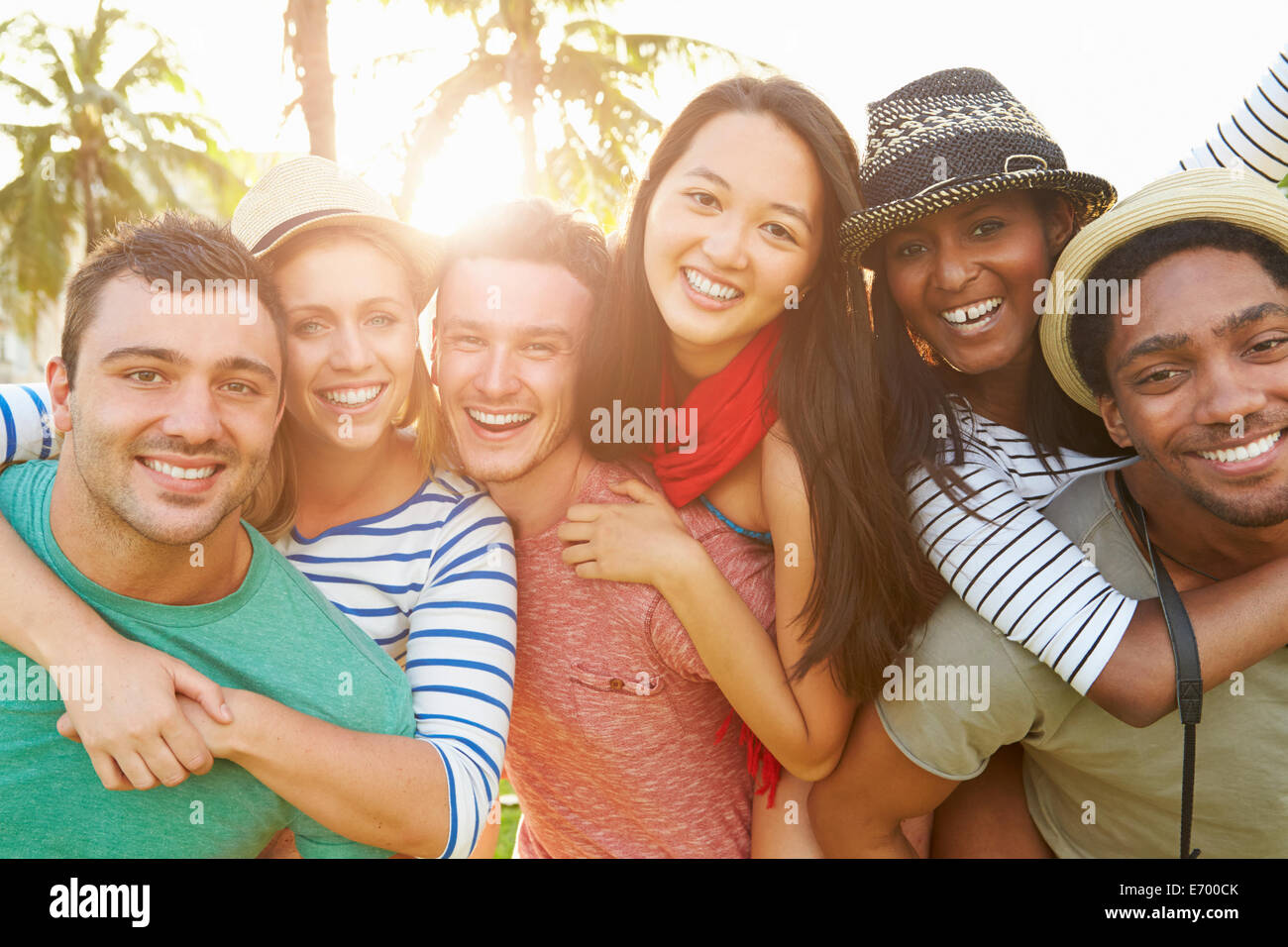 Gruppo di amici divertendosi in Park insieme Foto Stock