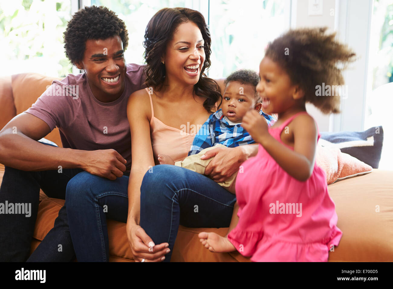 Famiglia giovane rilassante sul divano insieme Foto Stock