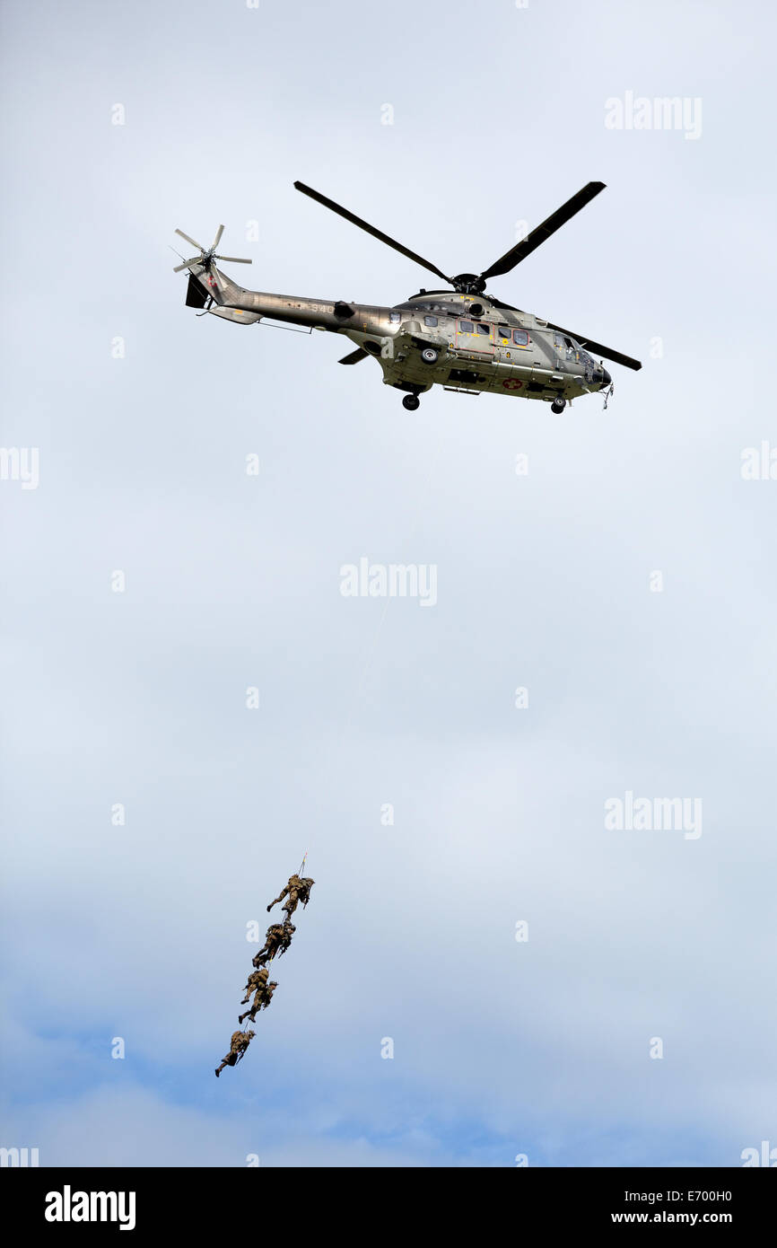 Payerne, Svizzera, 30 Ago, 2014.T-313 Super Puma battenti con soldati su una corda all'air show all'aria14 Foto Stock