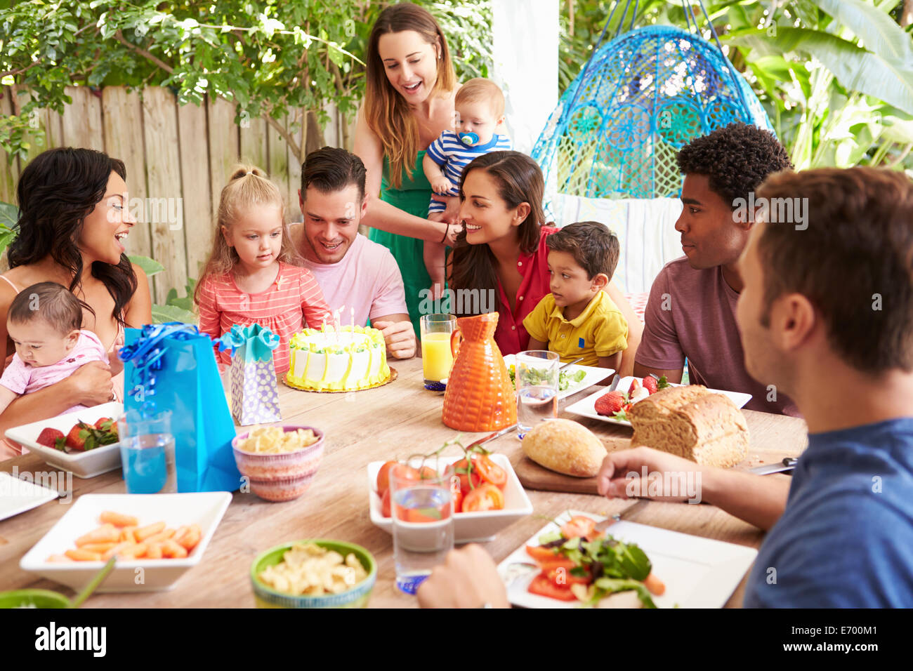 Gruppo di famiglie bambino festeggia il compleanno a casa Foto Stock