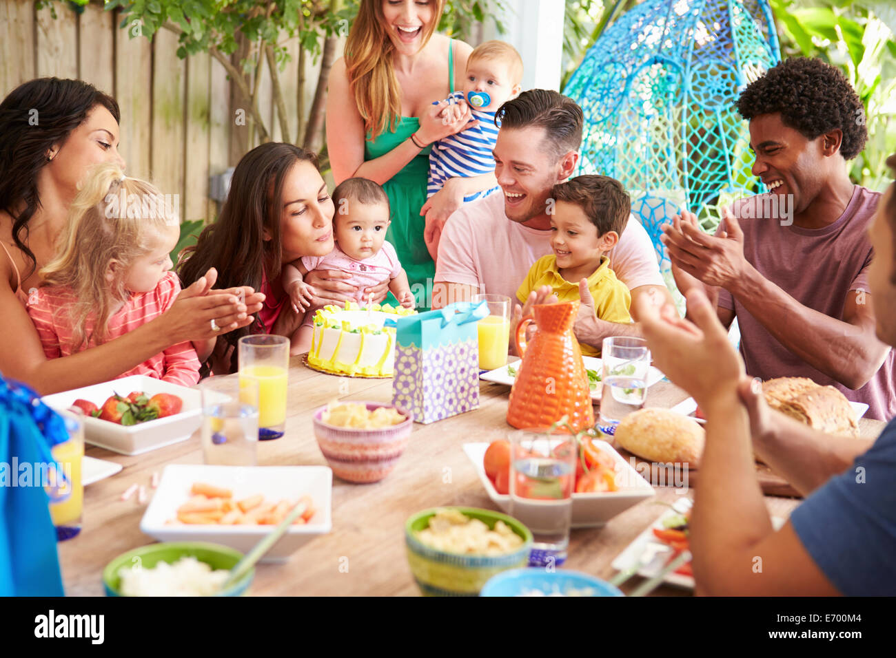 Gruppo di famiglie bambino festeggia il compleanno a casa Foto Stock