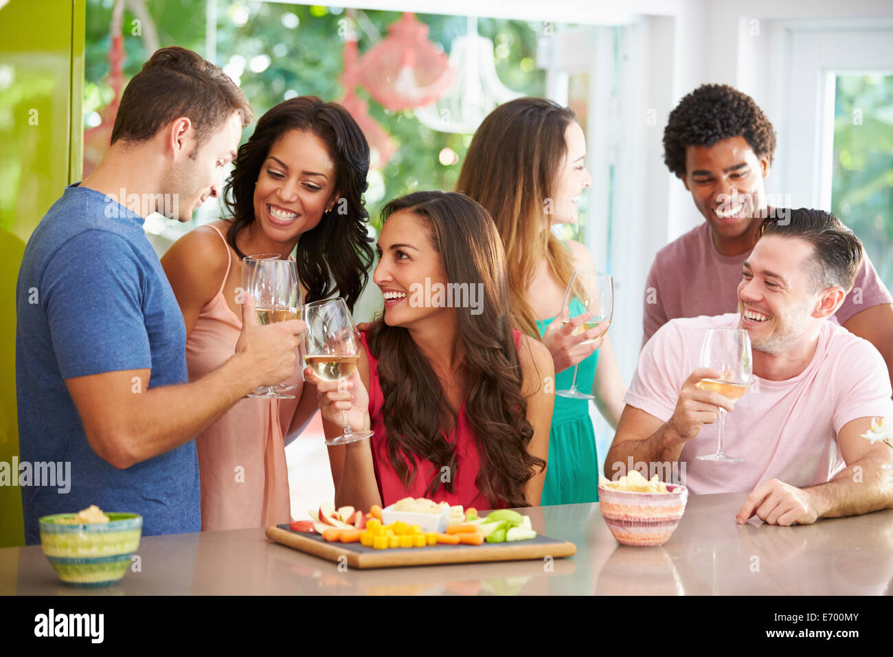Gruppo di amici gustando un drink party a casa Foto Stock