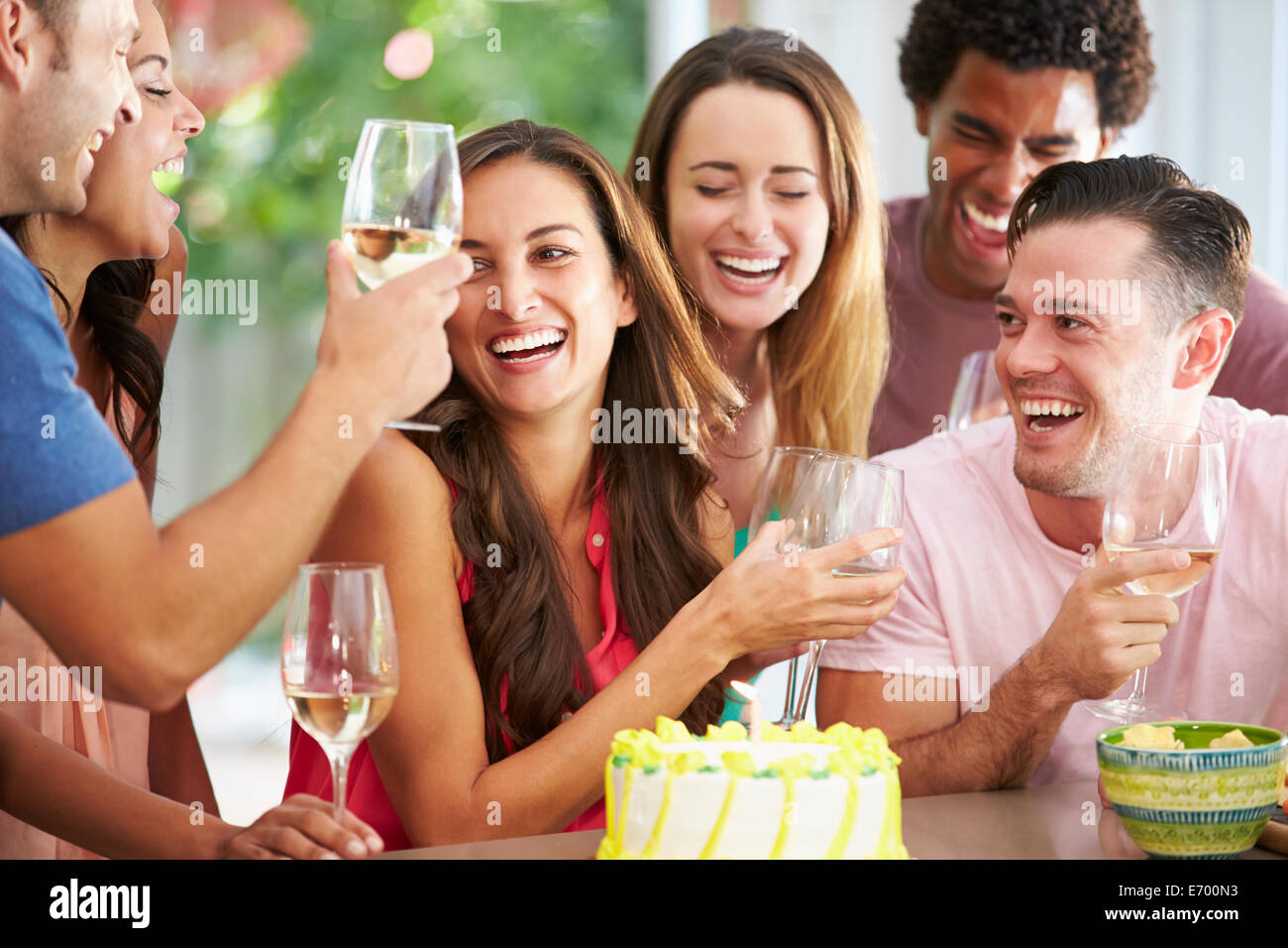 Gruppo di amici festeggia il compleanno a casa Foto Stock