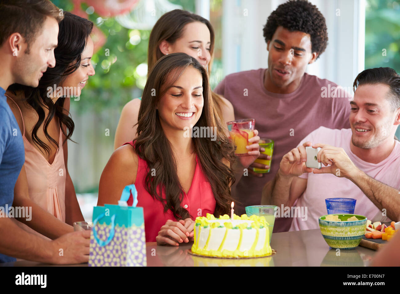 Gruppo di amici festeggia il compleanno a casa Foto Stock