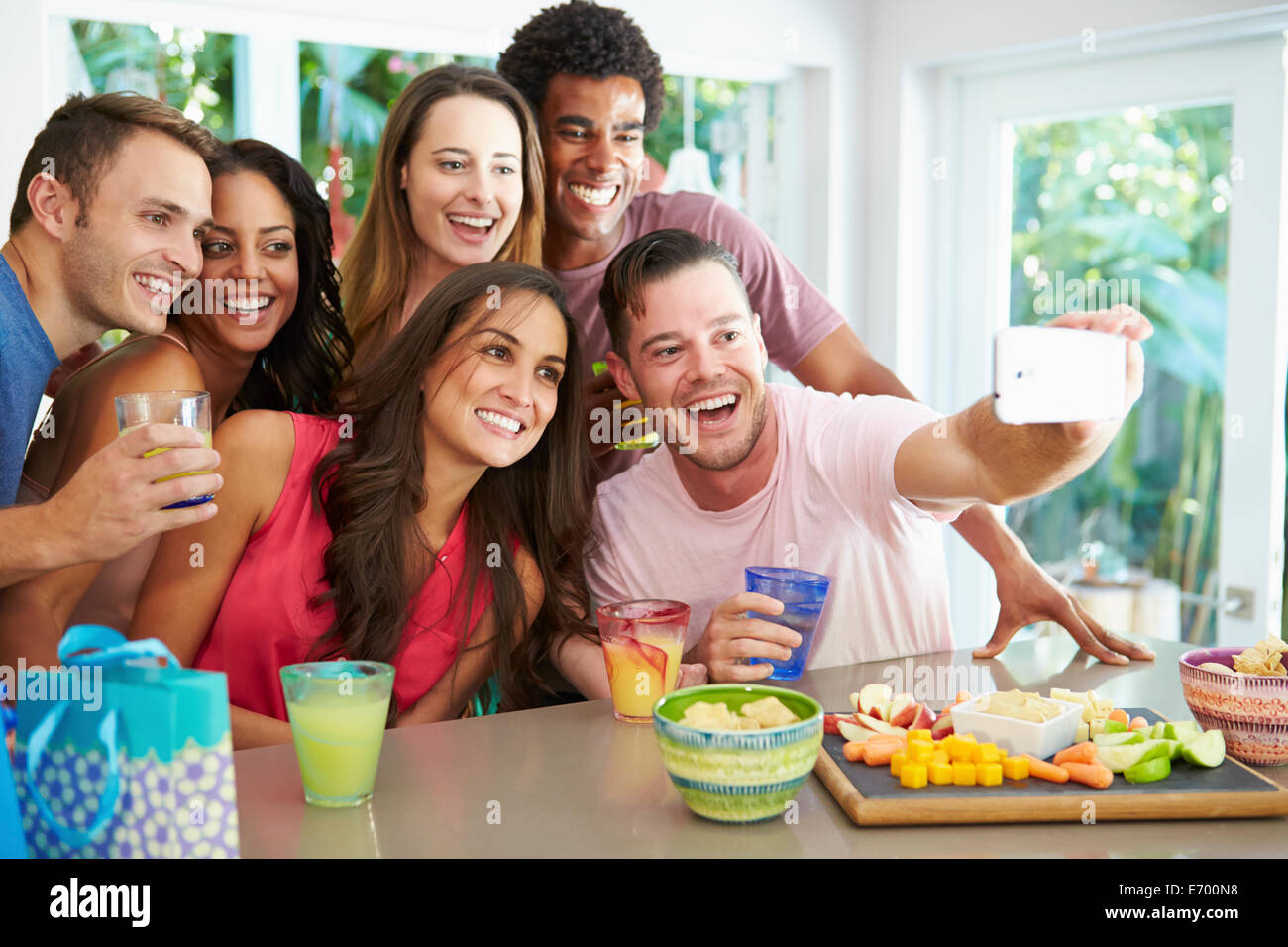 Gruppo di amici prendendo Selfie mentre festeggia il compleanno Foto Stock