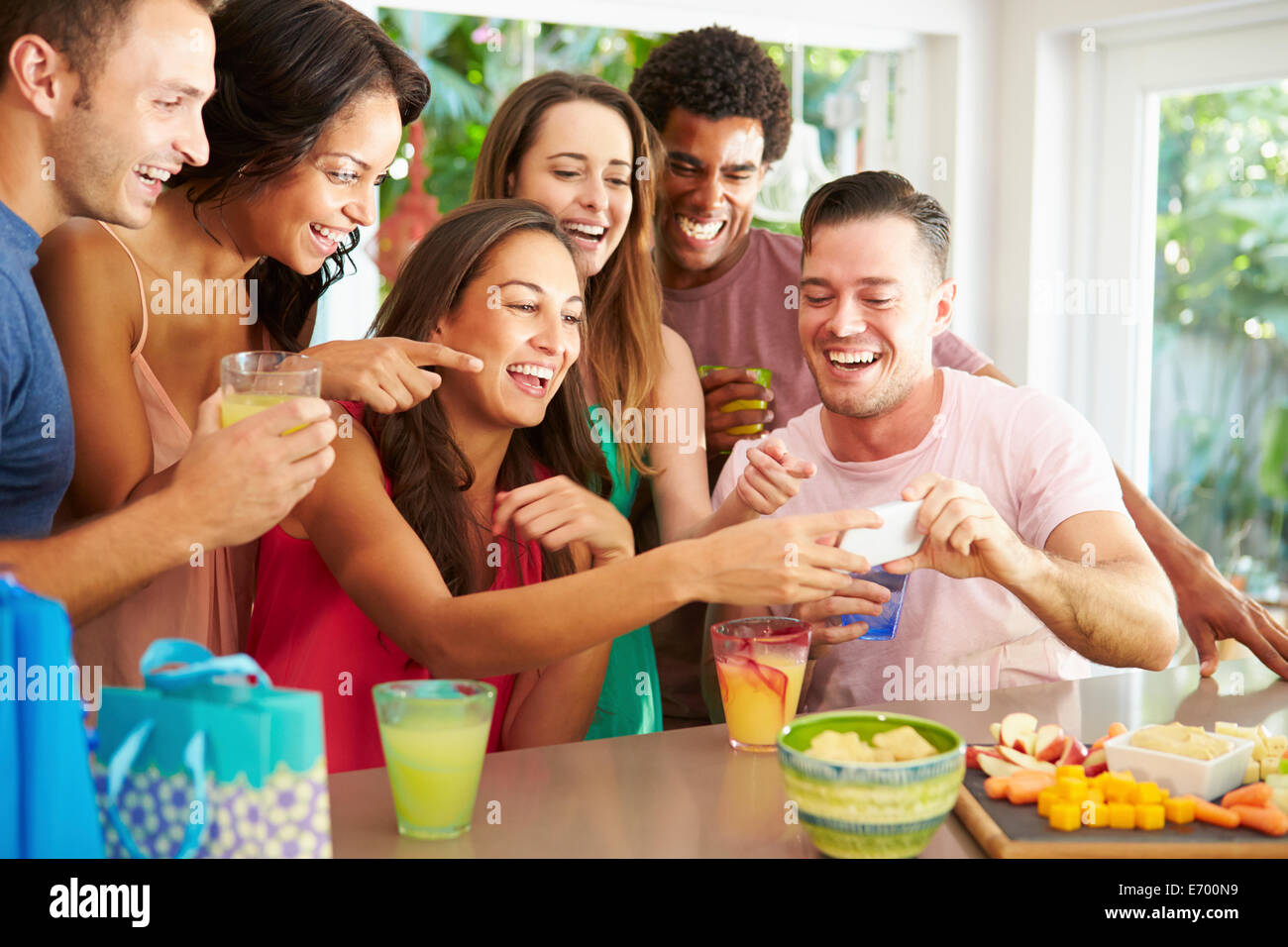 Gruppo di amici prendendo Selfie mentre festeggia il compleanno Foto Stock