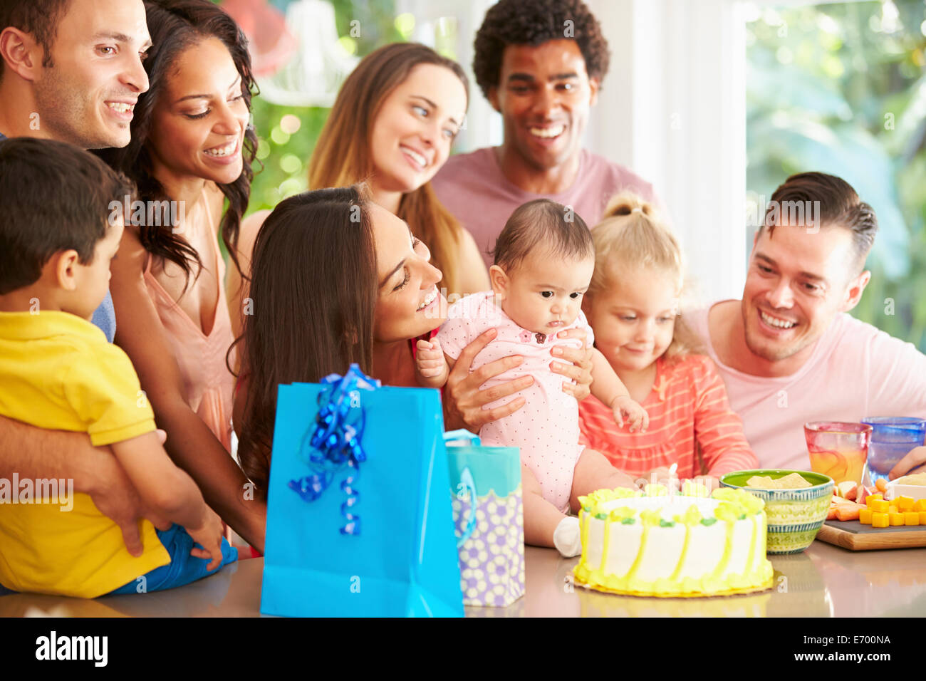 Gruppo di famiglie che celebra il bambino della prima festa di compleanno a casa Foto Stock