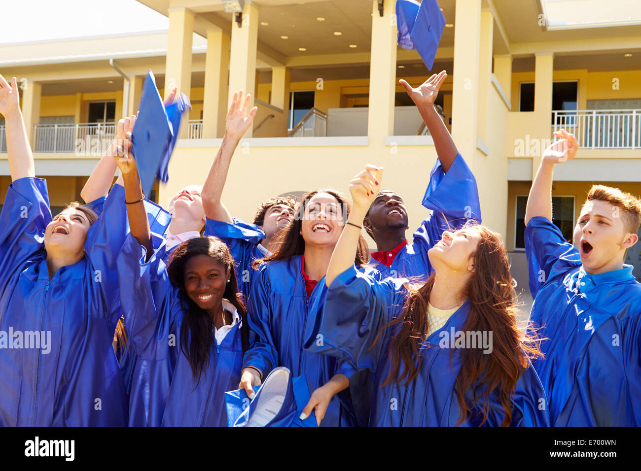 Un gruppo di studenti di scuola superiore per celebrare la laurea Foto Stock