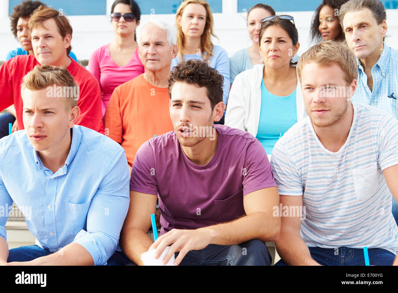 La folla di spettatori guardando Outdoor Sports Event Foto Stock