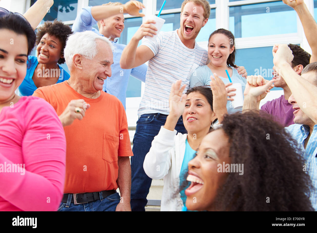 Gli spettatori il tifo a Outdoor Sports Event Foto Stock