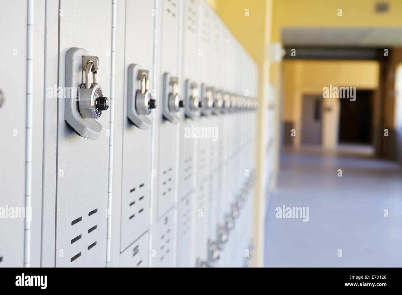 Close Up di armadietti per studenti in alta scuola Foto Stock