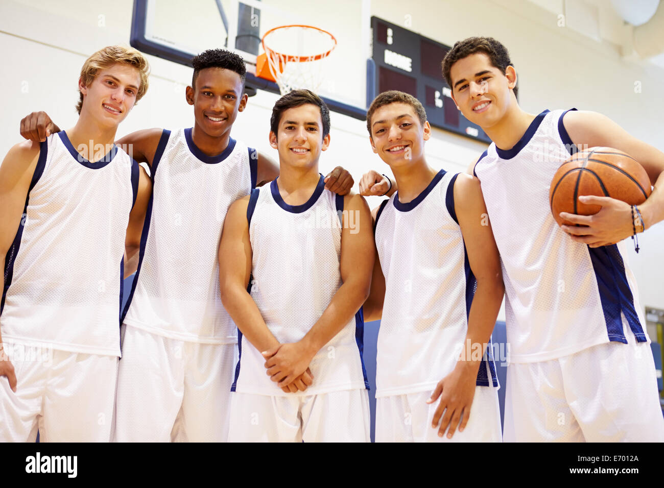 Membri del maschio della High School della squadra di basket Foto Stock