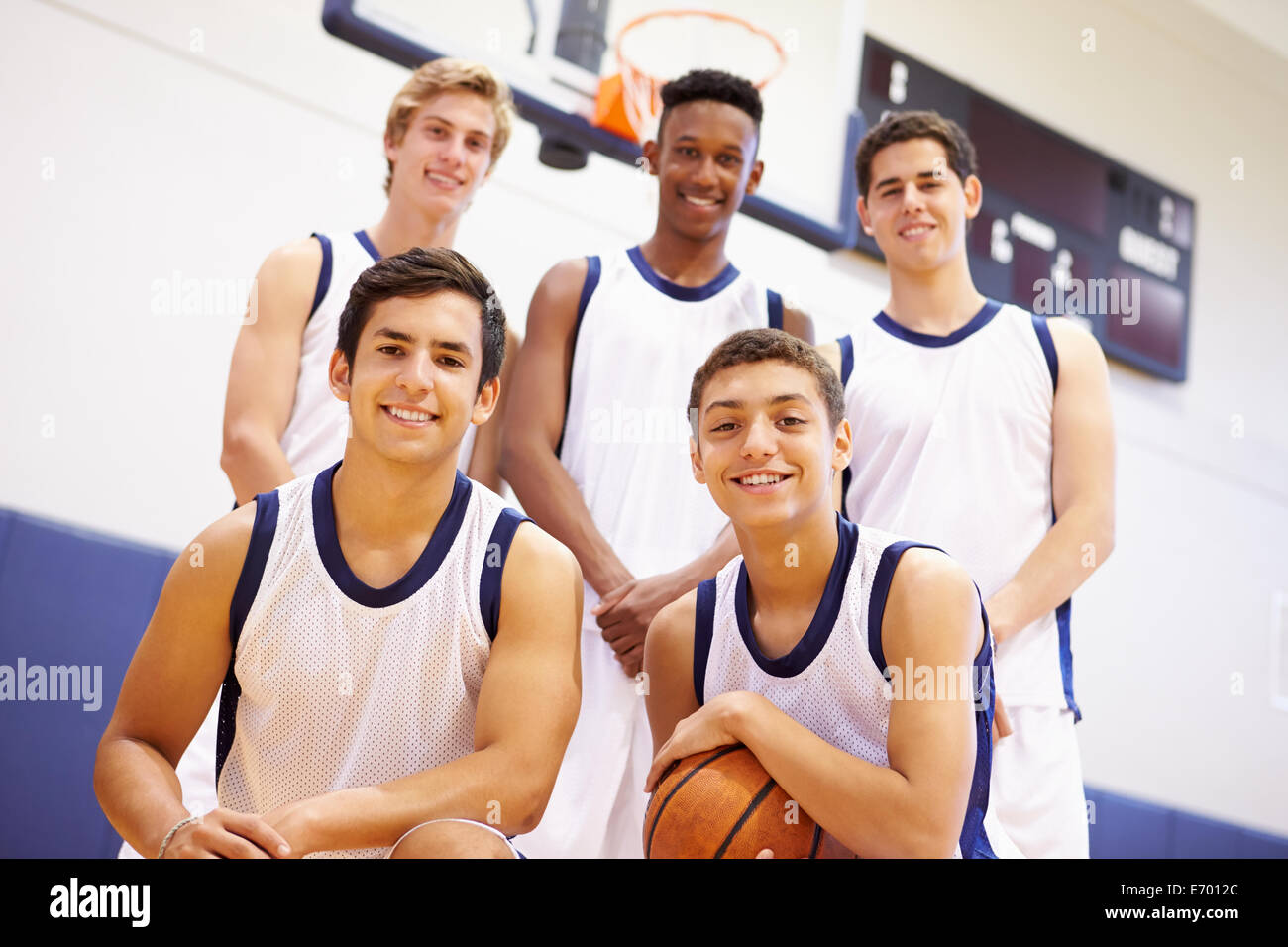 Membri del maschio della High School della squadra di basket Foto Stock