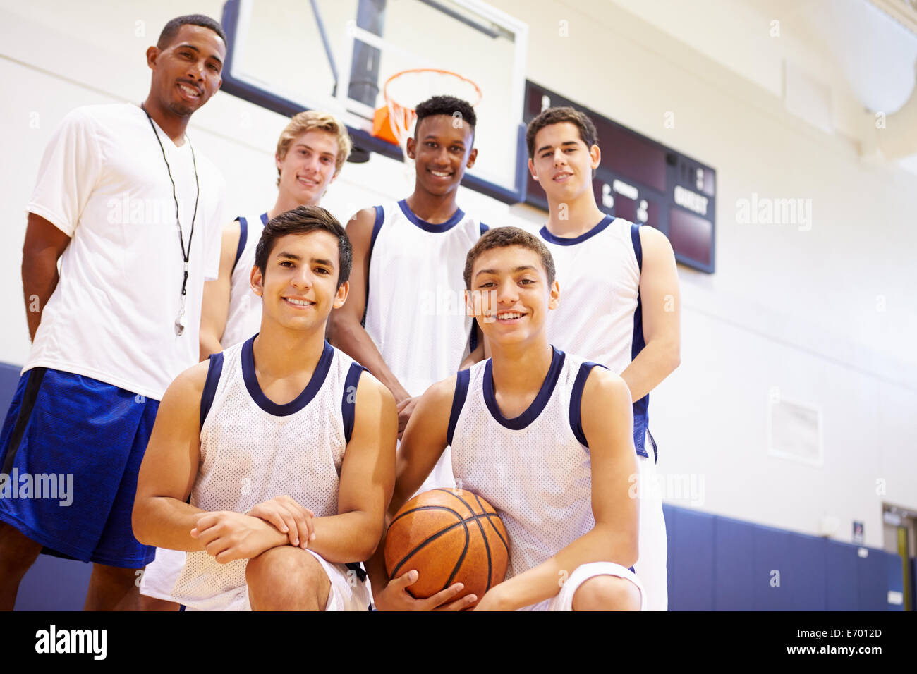 Membri del maschio della High School della squadra di basket con pullman Foto Stock