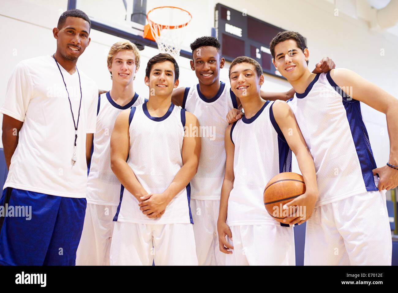 Membri del maschio della High School della squadra di basket con pullman Foto Stock