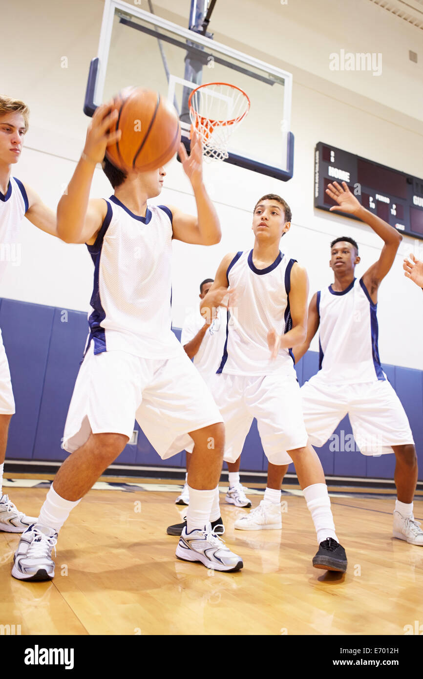 Maschio della High School della squadra di basket a giocare il gioco Foto Stock