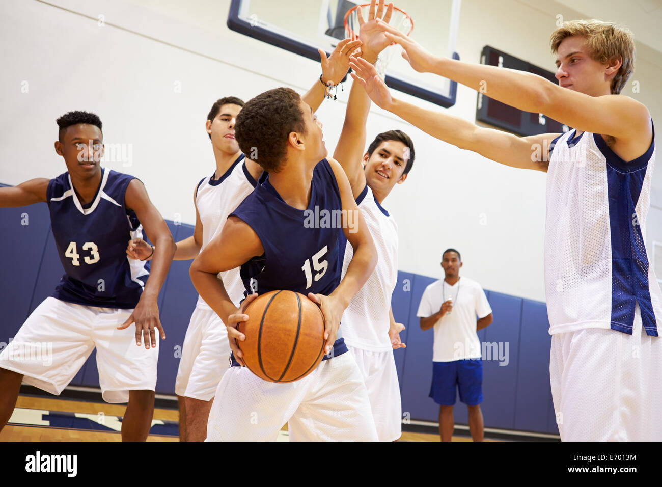 Maschio della High School della squadra di basket a giocare il gioco Foto Stock