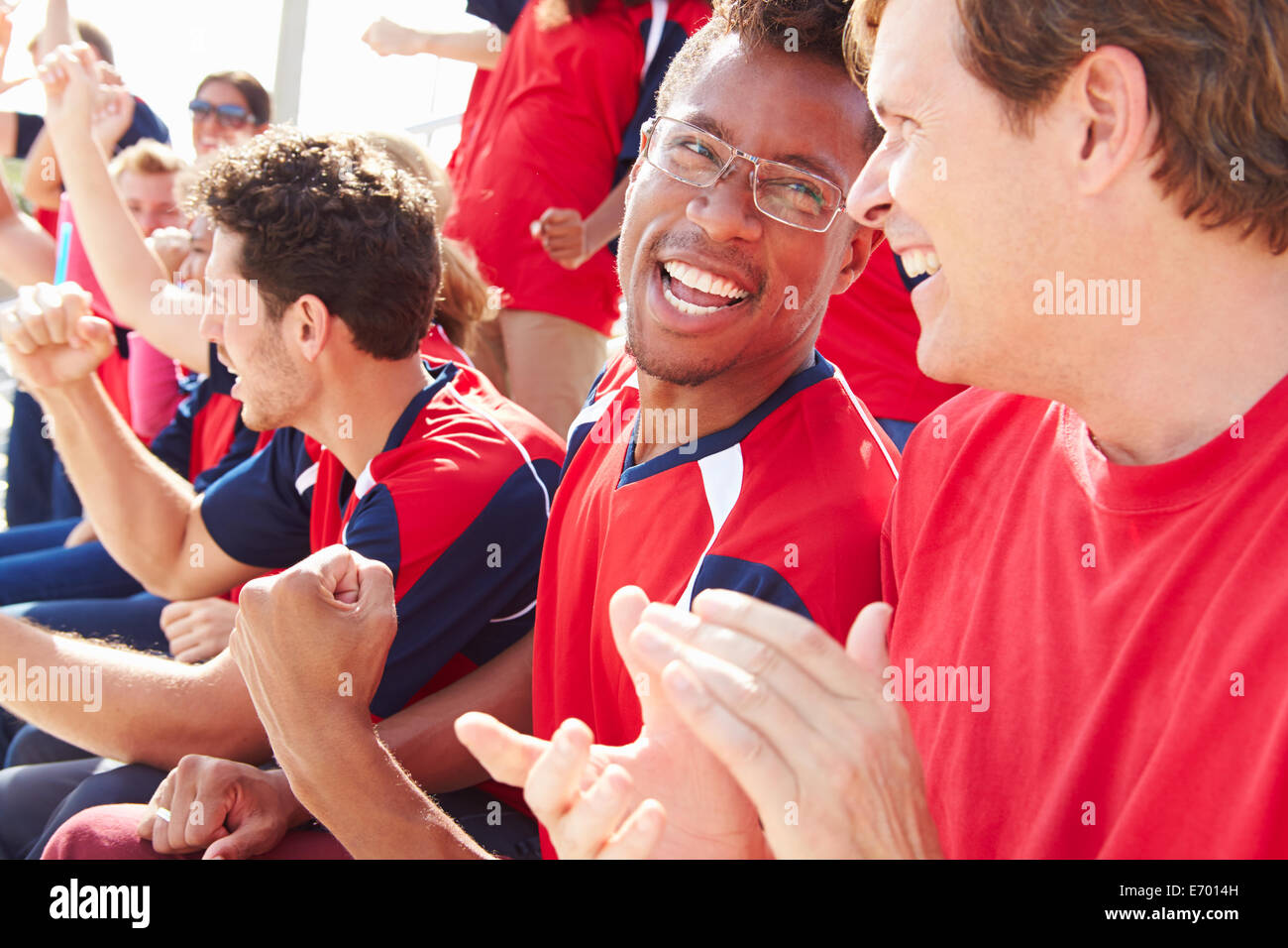 Gli spettatori nei colori della squadra la visione di eventi sportivi Foto Stock
