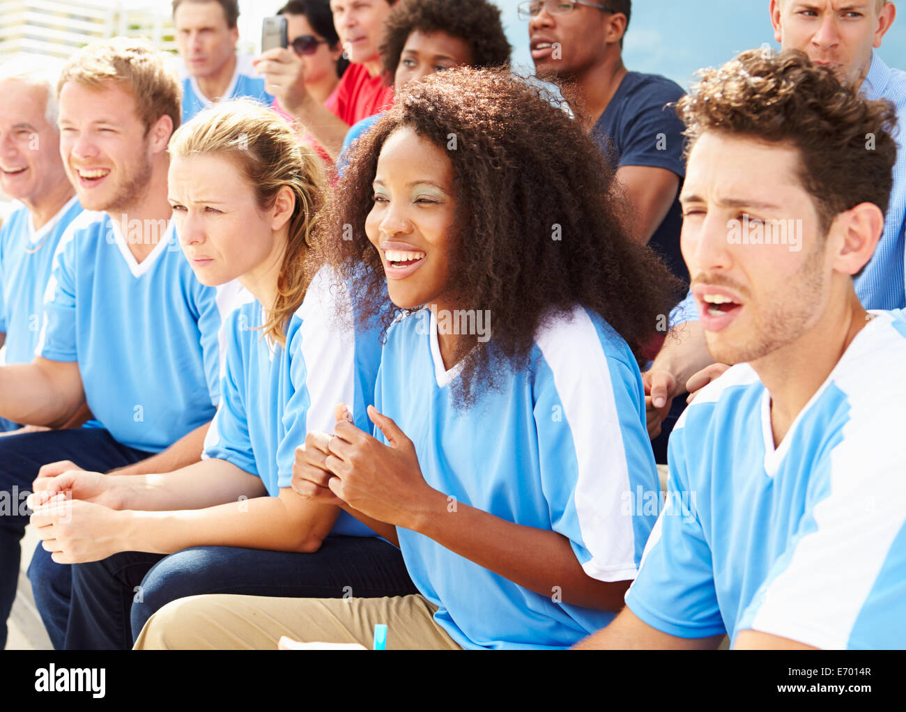 Gli spettatori nei colori della squadra la visione di eventi sportivi Foto Stock